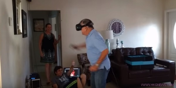81歲老人玩VR肉搏喪屍