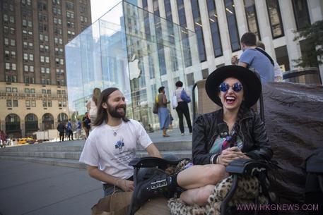 Fans line up outside flagship Apple Store ahead of iPhone 6 launch