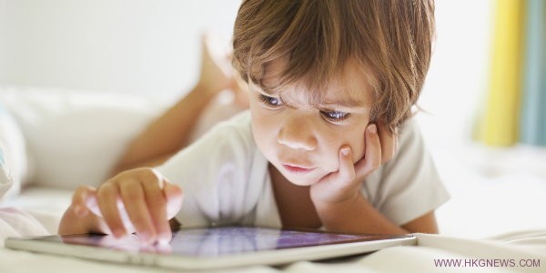 研究稱過早玩智能手機或平板影響兒童發育
