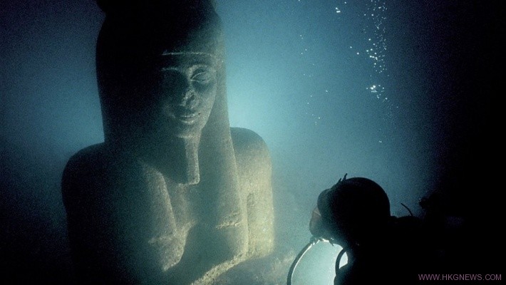 熱衷潛水的男子，竟然在海底挖出了埋藏了1200年的古城！