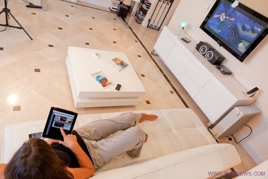 邊看電視邊玩手機容易導致智商的降低