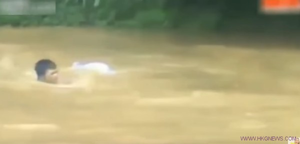 越南人用一個大袋就能過河