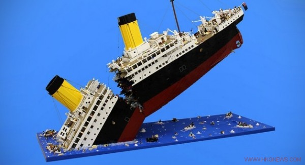 Lego達人花了250多個小時，拼出了斷成兩截的TITANIC