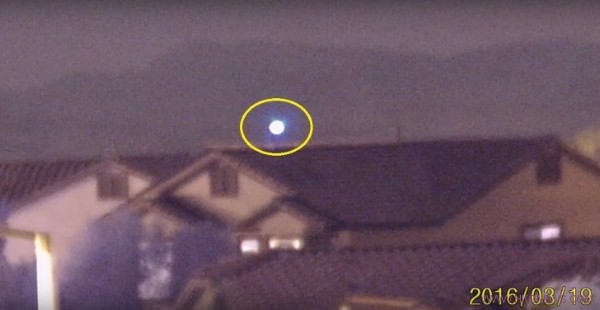 UFO降落內華達州地面，隨後重新升至屋頂！