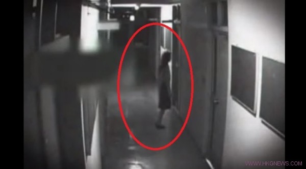 CCTV拍攝到女子穿牆走過